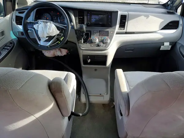5TDZZ3DC0HS803614 2017 TOYOTA SIENNA - Image 8