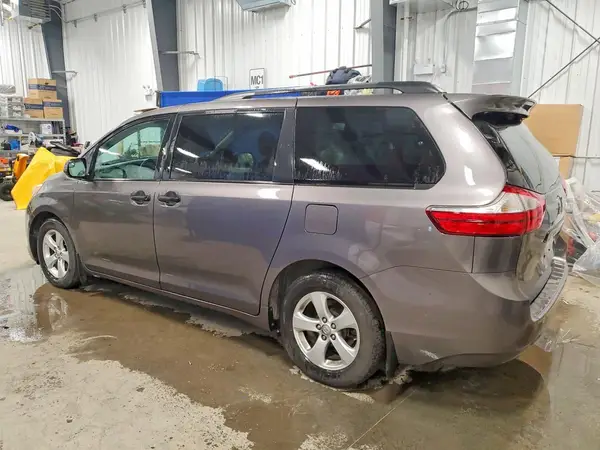 5TDZZ3DC0HS806917 2017 TOYOTA SIENNA - Image 2