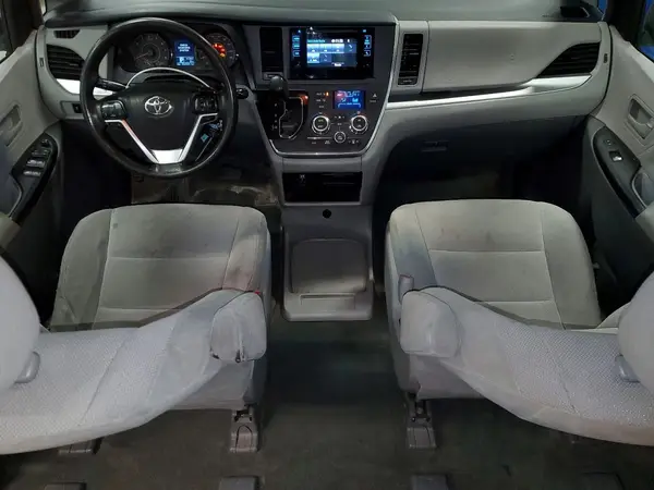 5TDZZ3DC0HS806917 2017 TOYOTA SIENNA - Image 8