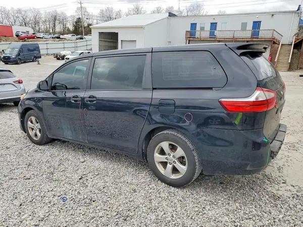 5TDZZ3DC0HS808358 2017 TOYOTA SIENNA - Image 2