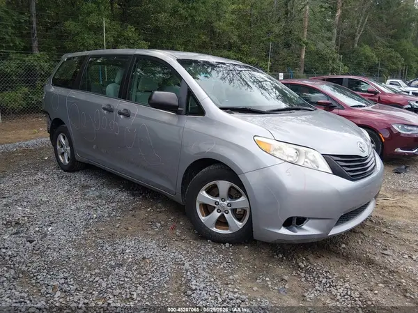 5TDZZ3DC0HS820087 2017 TOYOTA SIENNA - Image 1