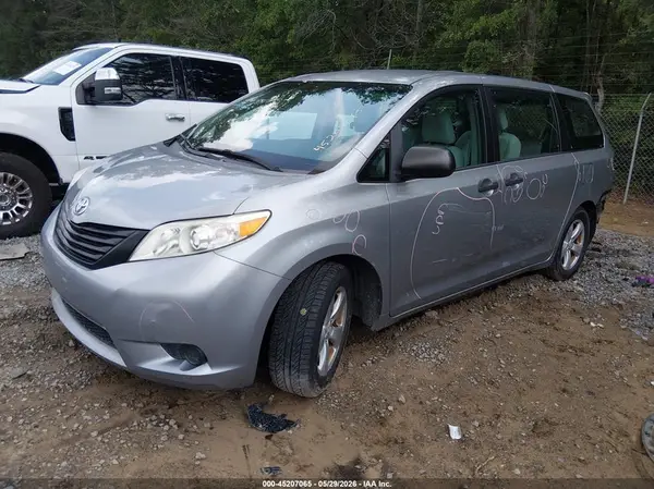 5TDZZ3DC0HS820087 2017 TOYOTA SIENNA - Image 2