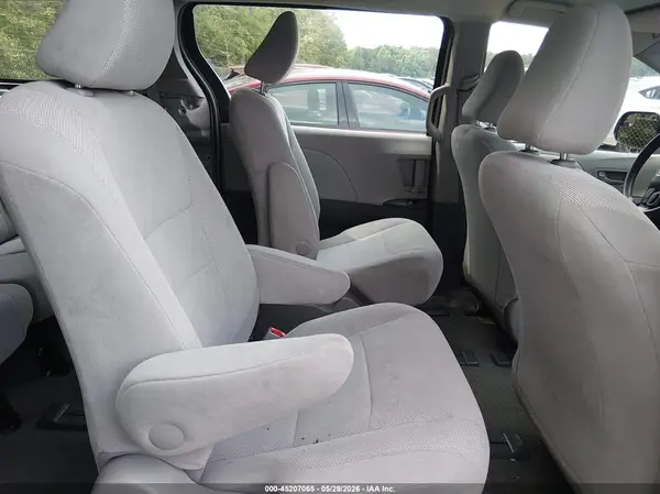5TDZZ3DC0HS820087 2017 TOYOTA SIENNA - Image 8