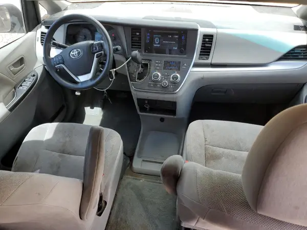 5TDZZ3DC0HS825435 2017 TOYOTA SIENNA - Image 8