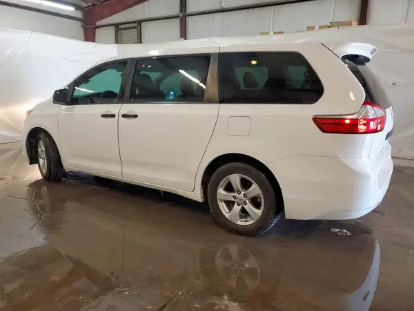 5TDZZ3DC0HS827640 2017 TOYOTA SIENNA - Image 2
