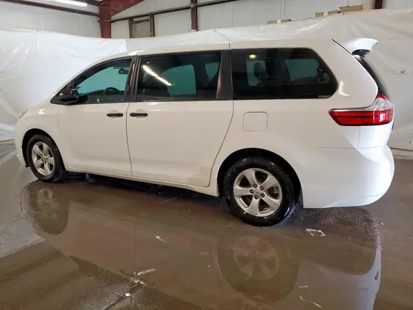 5TDZZ3DC0HS828206 2017 TOYOTA SIENNA - Image 2
