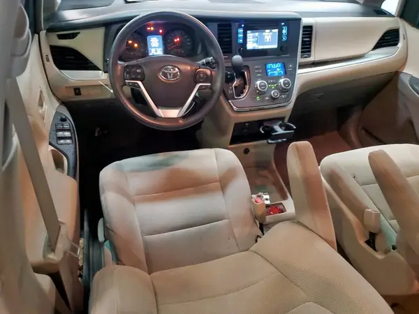 5TDZZ3DC0HS828206 2017 TOYOTA SIENNA - Image 8