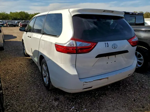 5TDZZ3DC0HS828402 2017 TOYOTA SIENNA - Image 2