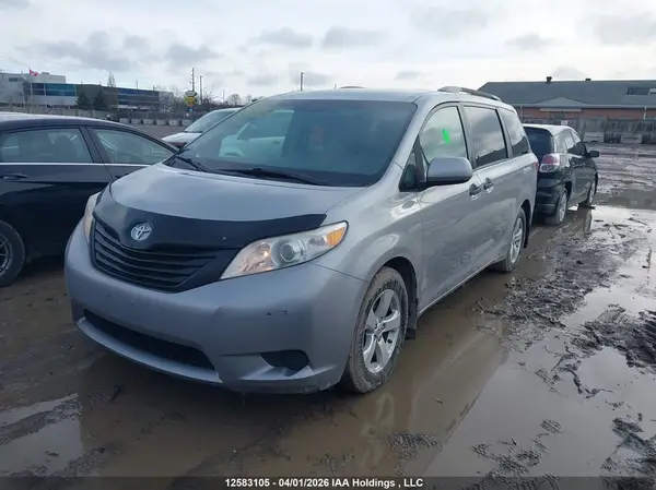 5TDZZ3DC0HS865871 2017 TOYOTA SIENNA - Image 2