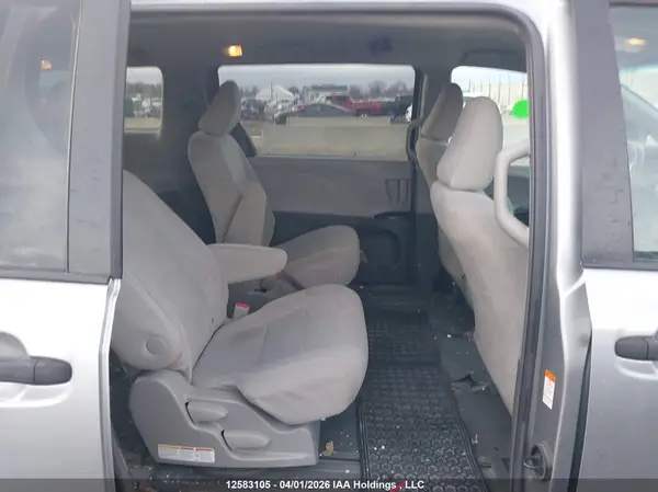 5TDZZ3DC0HS865871 2017 TOYOTA SIENNA - Image 8