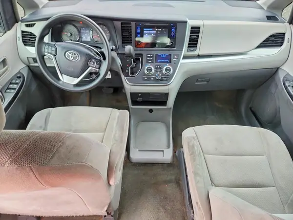 5TDZZ3DC0HS867121 2017 TOYOTA SIENNA - Image 8