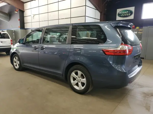 5TDZZ3DC0HS867622 2017 TOYOTA SIENNA - Image 2