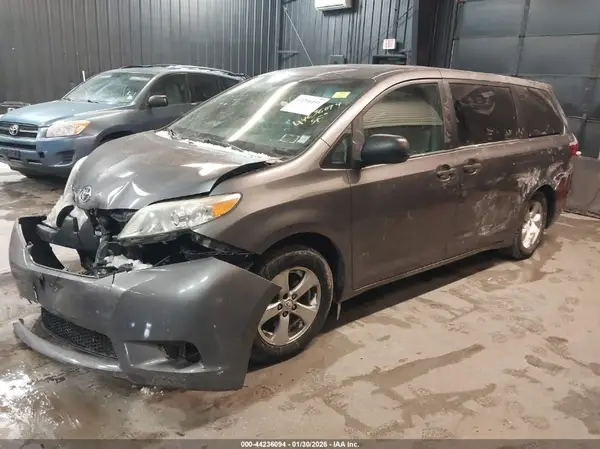 5TDZZ3DC0HS869791 2017 TOYOTA SIENNA - Image 2