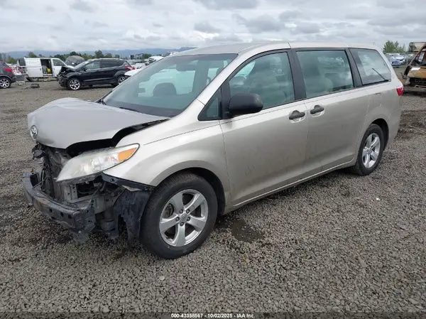 5TDZZ3DC0HS874408 2017 TOYOTA SIENNA - Image 2