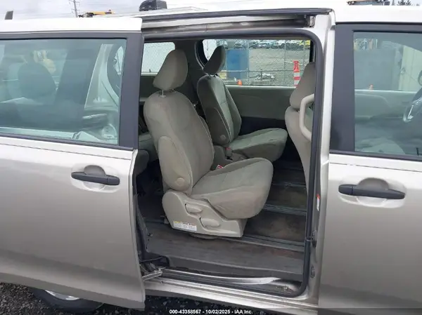 5TDZZ3DC0HS874408 2017 TOYOTA SIENNA - Image 8