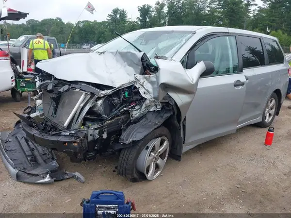5TDZZ3DC0KS990523 2019 TOYOTA SIENNA - Image 2