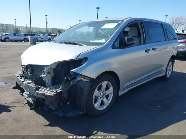 5TDZZ3DC0LS035609 2020 TOYOTA SIENNA - Image 2