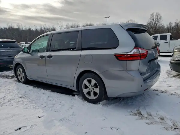 5TDZZ3DC1HS780988 2017 TOYOTA SIENNA - Image 2