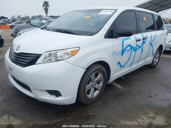 5TDZZ3DC1HS782126 2017 TOYOTA SIENNA - Image 2