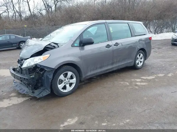 5TDZZ3DC1HS783132 2017 TOYOTA SIENNA - Image 2