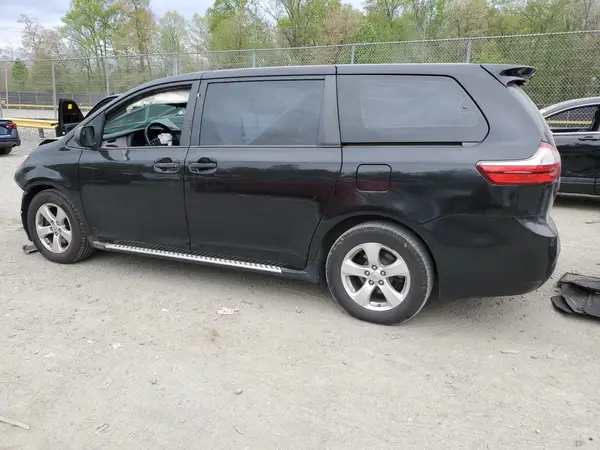 5TDZZ3DC1HS786239 2017 TOYOTA SIENNA - Image 2