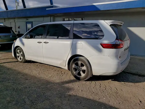 5TDZZ3DC1HS791201 2017 TOYOTA SIENNA - Image 2