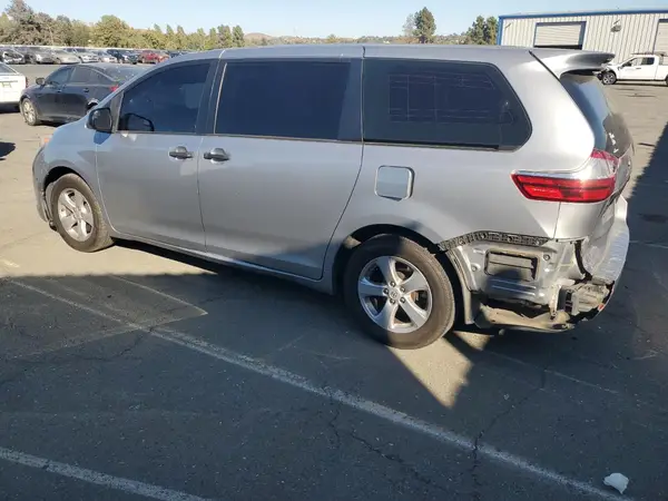 5TDZZ3DC1HS808269 2017 TOYOTA SIENNA - Image 2