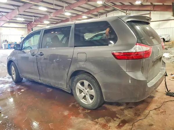 5TDZZ3DC1HS829459 2017 TOYOTA SIENNA - Image 2