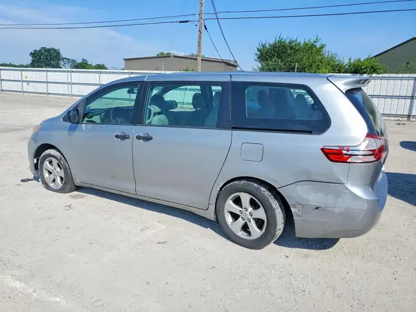 5TDZZ3DC1HS832040 2017 TOYOTA SIENNA - Image 2