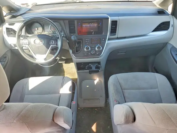 5TDZZ3DC1HS832040 2017 TOYOTA SIENNA - Image 8
