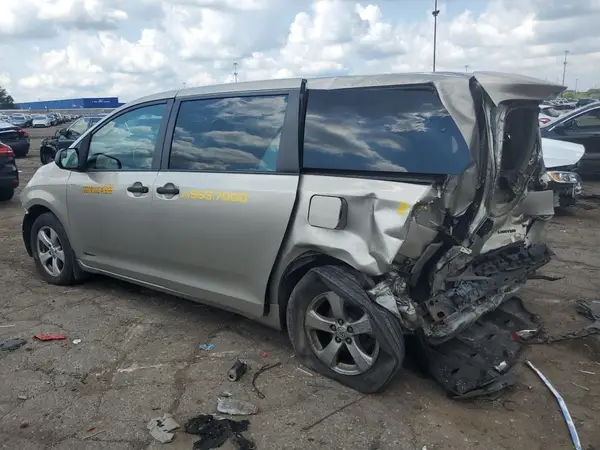 5TDZZ3DC1HS835665 2017 TOYOTA SIENNA - Image 2