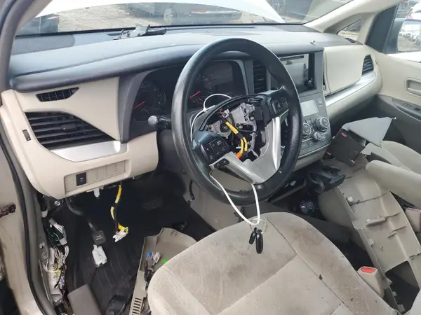 5TDZZ3DC1HS835665 2017 TOYOTA SIENNA - Image 8