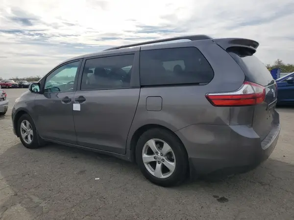 5TDZZ3DC1HS847833 2017 TOYOTA SIENNA - Image 2