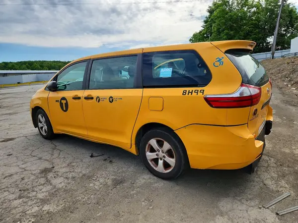 5TDZZ3DC1HS859903 2017 TOYOTA SIENNA - Image 2