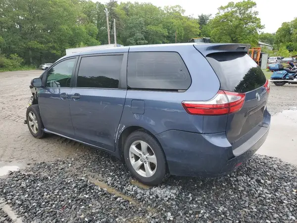 5TDZZ3DC1HS860257 2017 TOYOTA SIENNA - Image 2