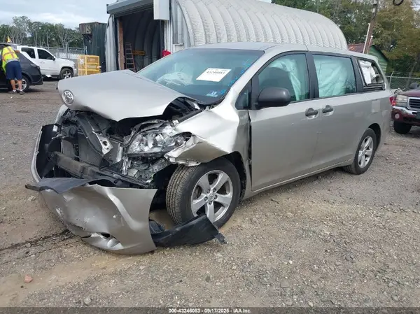 5TDZZ3DC1HS877611 2017 TOYOTA SIENNA - Image 2