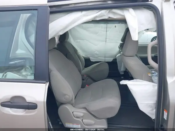 5TDZZ3DC1HS877611 2017 TOYOTA SIENNA - Image 8