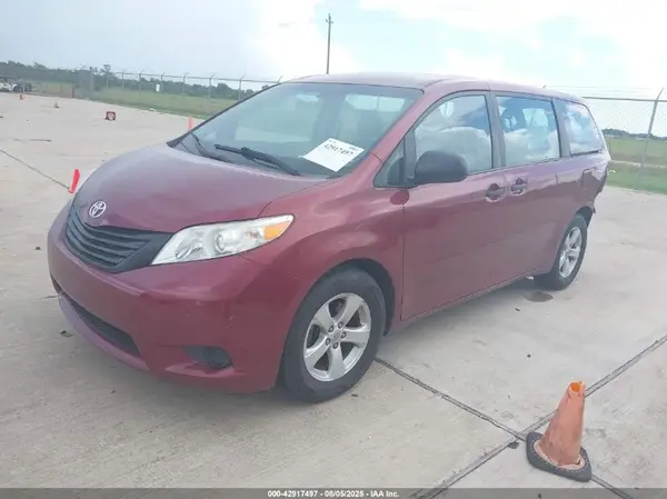 5TDZZ3DC1HS886194 2017 TOYOTA SIENNA - Image 2