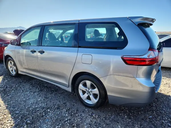 5TDZZ3DC1JS938283 2018 TOYOTA SIENNA - Image 2