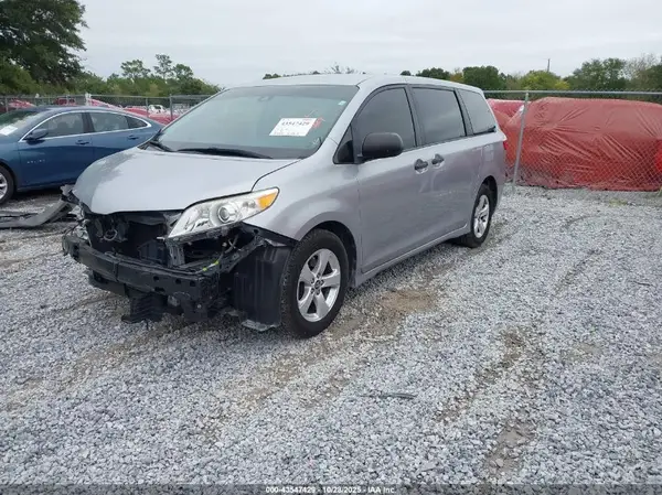 5TDZZ3DC1JS940213 2018 TOYOTA SIENNA - Image 2