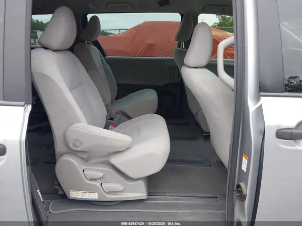 5TDZZ3DC1JS940213 2018 TOYOTA SIENNA - Image 8
