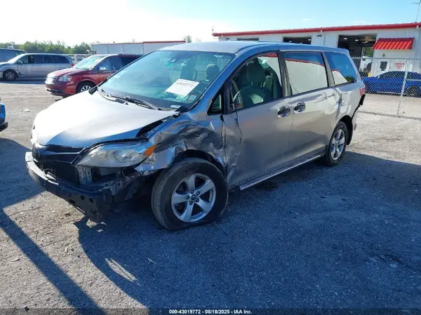 5TDZZ3DC1JS946187 2018 TOYOTA SIENNA - Image 2