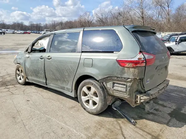 5TDZZ3DC1KS011284 2019 TOYOTA SIENNA - Image 2