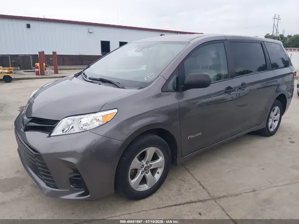 5TDZZ3DC1KS012693 2019 TOYOTA SIENNA - Image 2