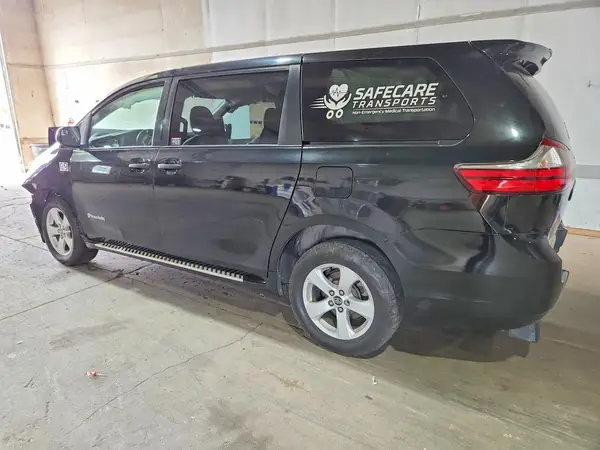5TDZZ3DC1KS974265 2019 TOYOTA SIENNA - Image 2