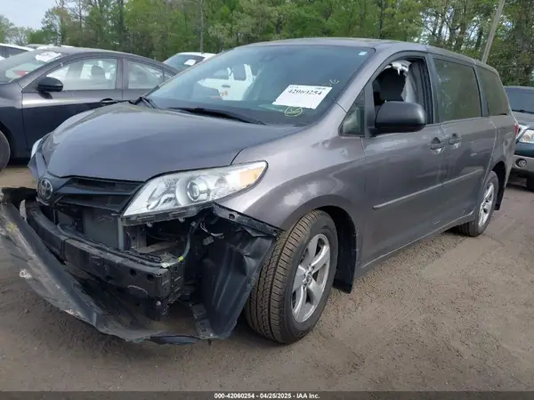 5TDZZ3DC1KS991776 2019 TOYOTA SIENNA - Image 2