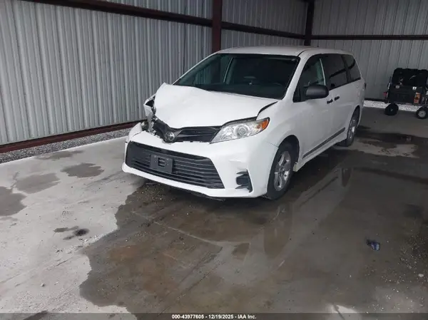5TDZZ3DC1LS032881 2020 TOYOTA SIENNA - Image 2