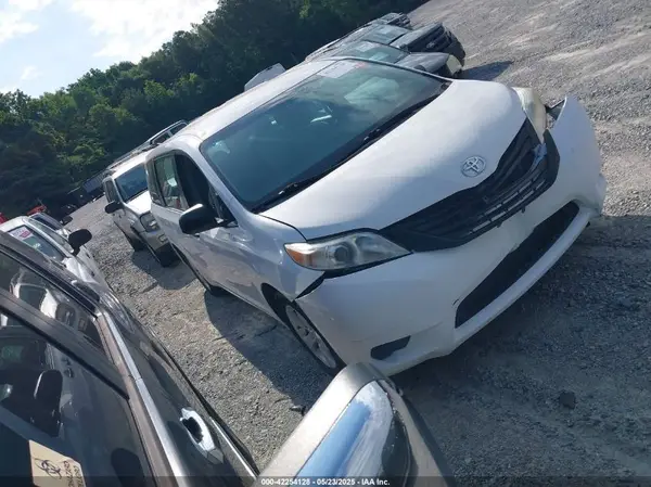 5TDZZ3DC2HS791742 2017 TOYOTA SIENNA - Image 1