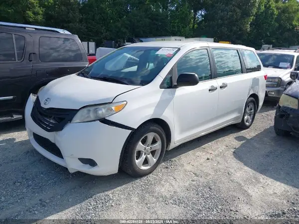 5TDZZ3DC2HS791742 2017 TOYOTA SIENNA - Image 2