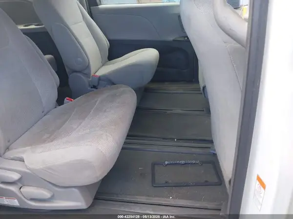 5TDZZ3DC2HS791742 2017 TOYOTA SIENNA - Image 8